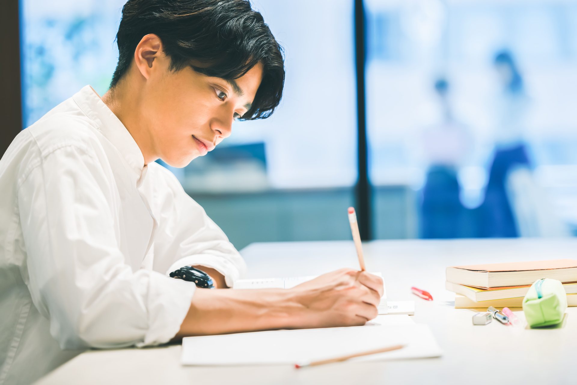 【就活スタート目前!】今から準備しておきたい『業界研究』の効率的な進め方とは